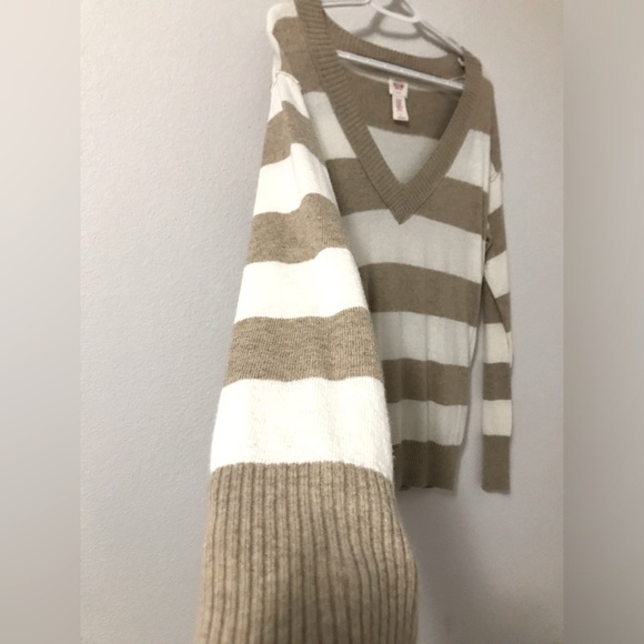 Mossimo Women’s Wool & Angora V-Neck Super Cozy Sweater - Picture 5 of 6